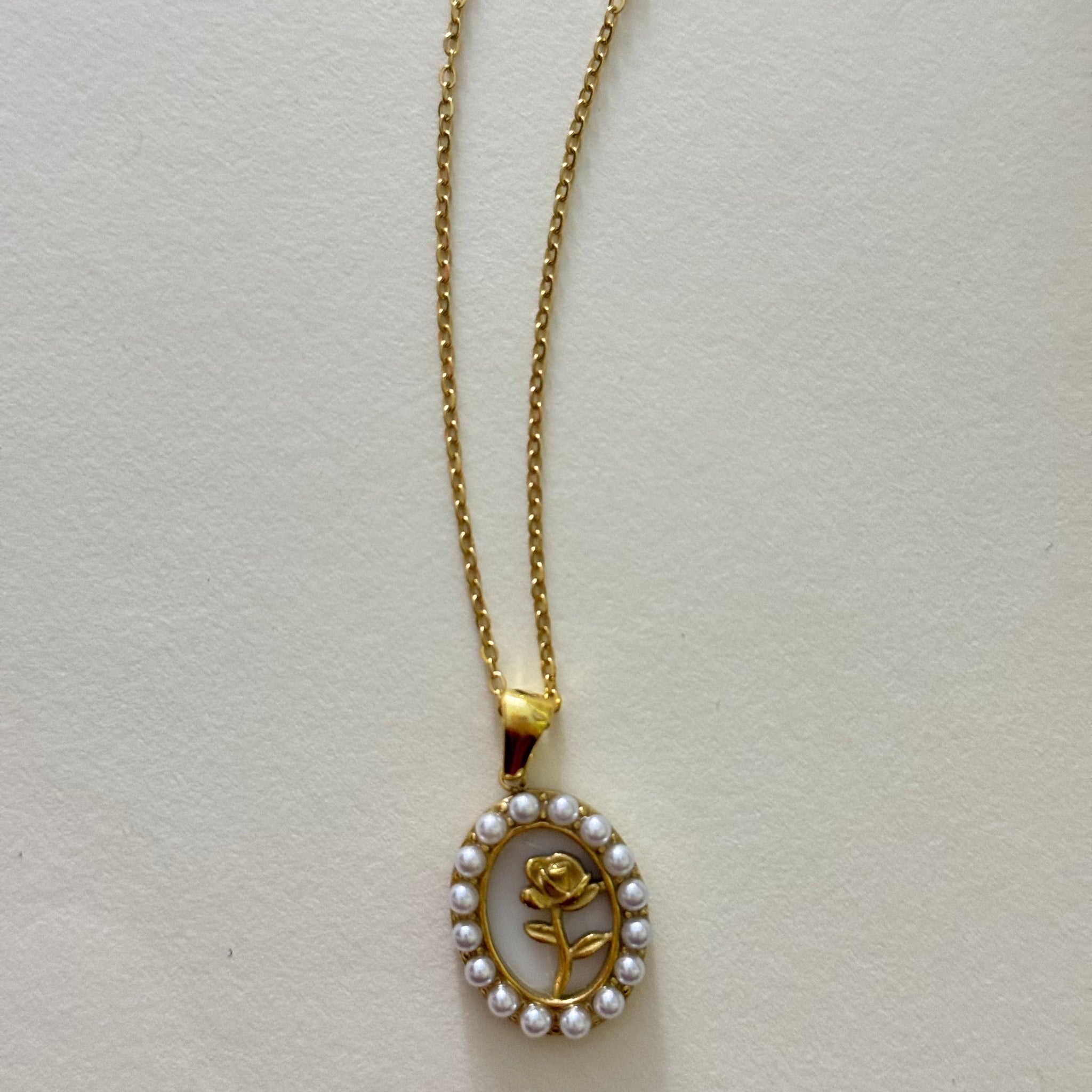 Pearly Flower Oval Necklace