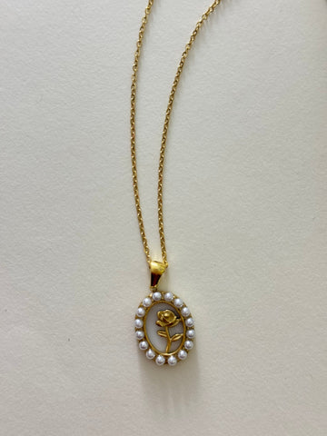 Pearly Flower Oval Necklace