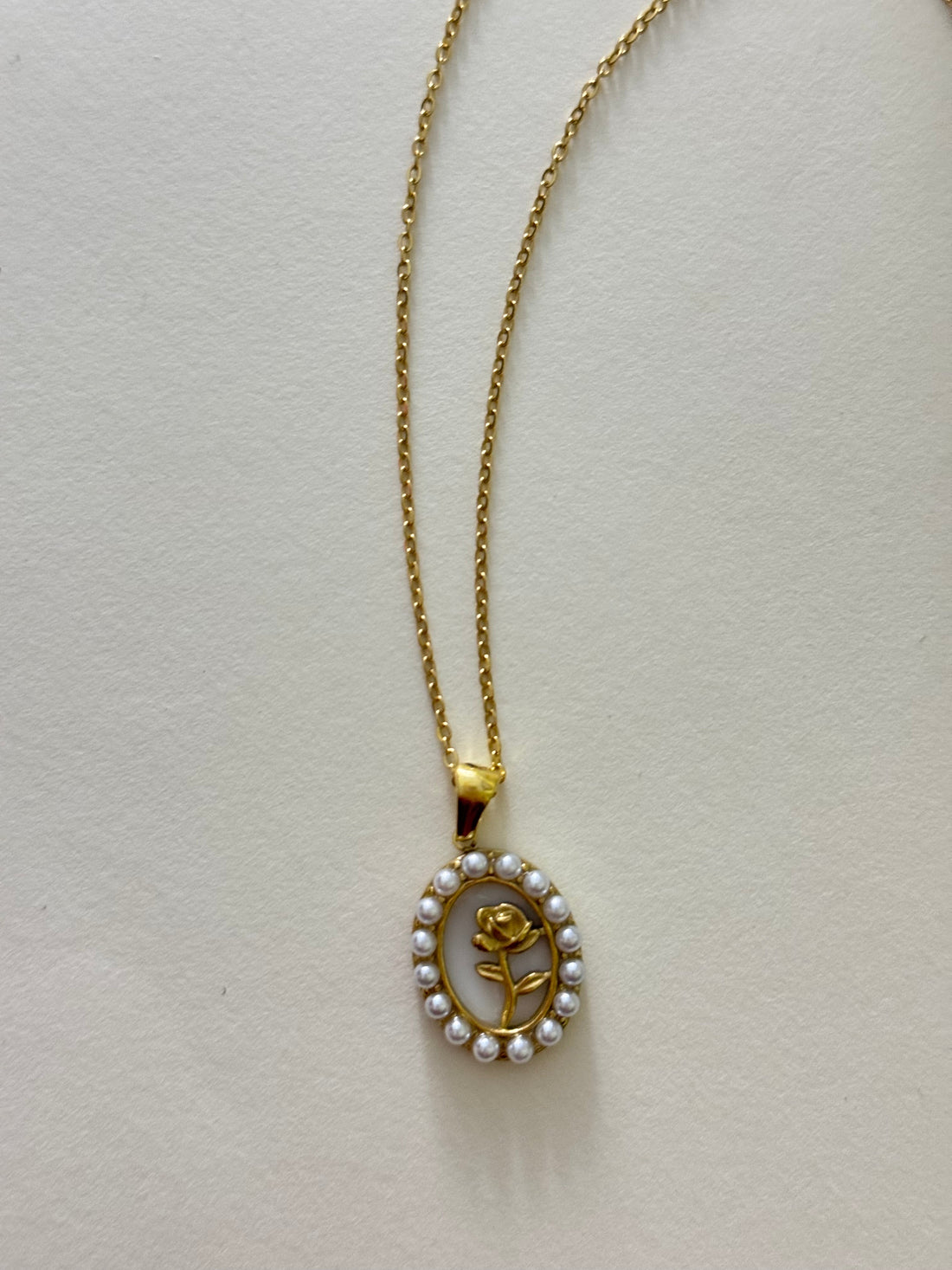 Pearly Flower Oval Necklace