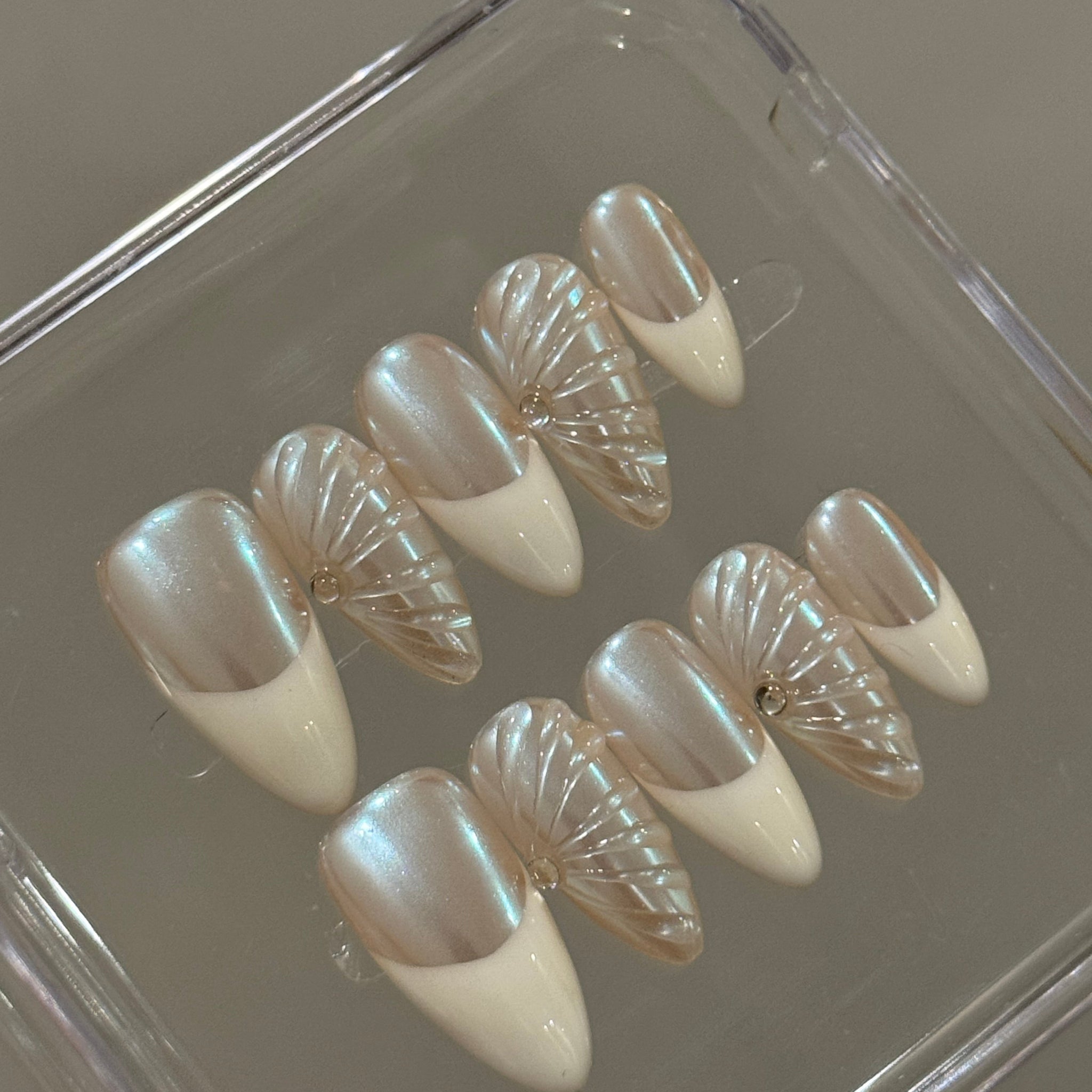 N25 White Waves Nails Set