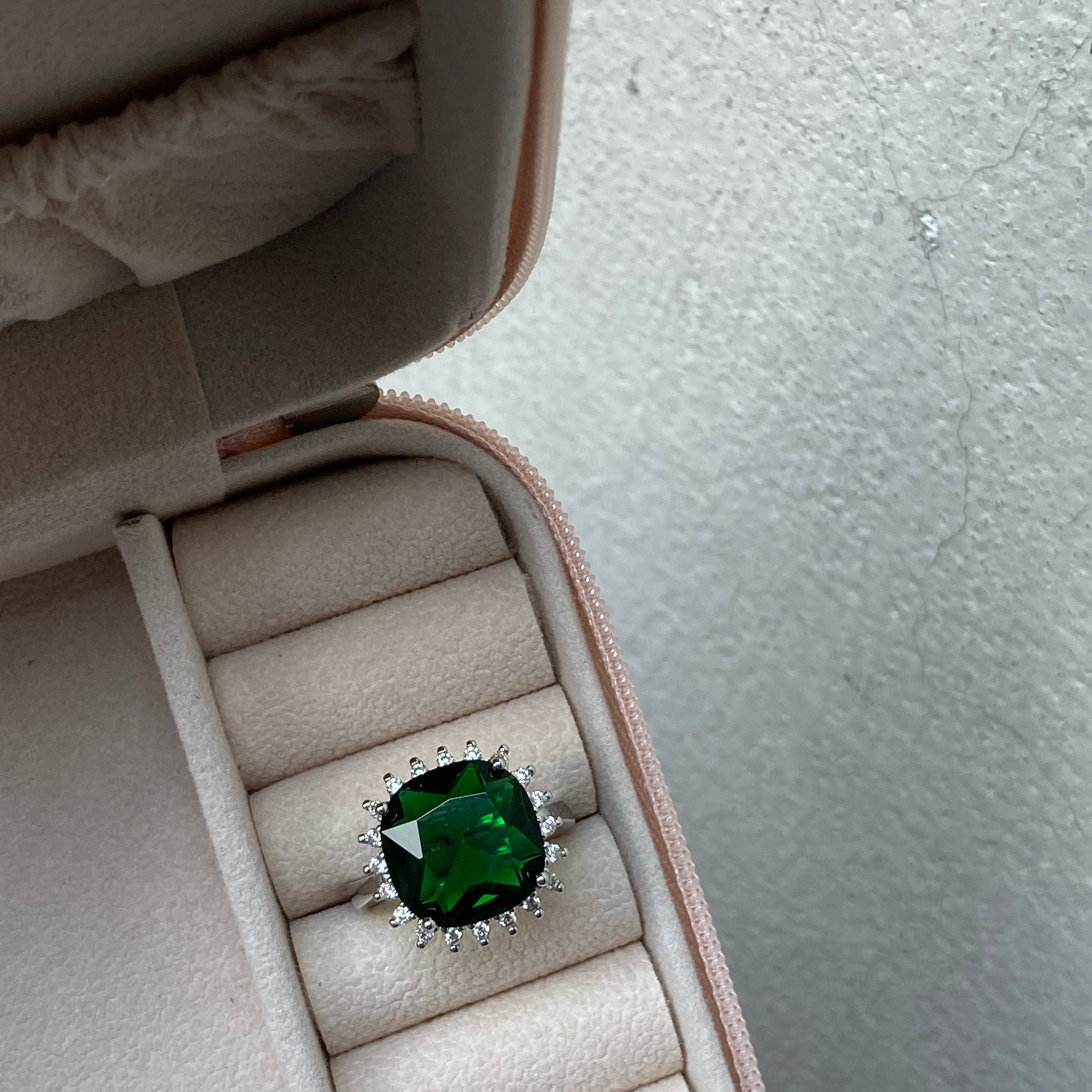 Emerald dangle Ring